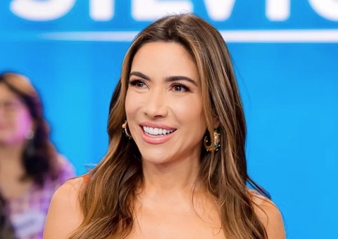 Patricia Abravanel impressiona com sala luxuosa em foto com a família 