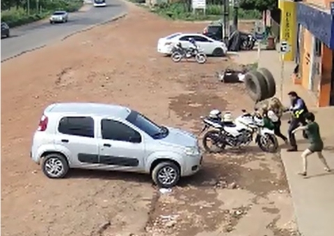 Pneu se solta de caminhão em movimento e passa por cima de pedestres; vídeo