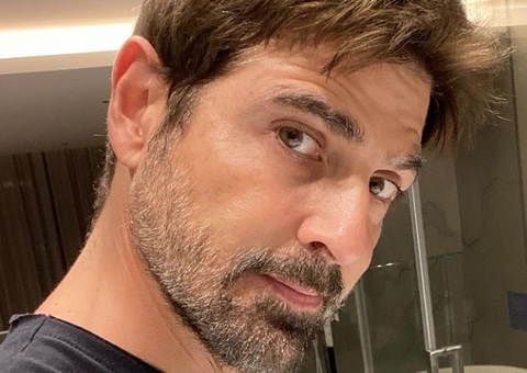 Foto de Reynaldo Gianecchini na cama entrega romance com Mister Brasil