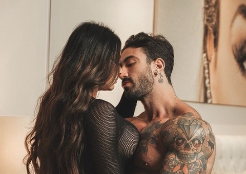 De fio-dental, Juju Salimeni posta foto levando mão boba 'em cheio' do namorado