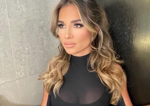 Cantora Jessie James é criticada ao exibir filhos pequenos com abdômen trincado