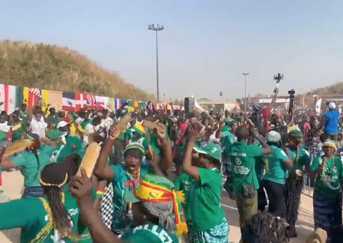 Vídeo: Torcedores invadem ruas do Senegal após classificação para oitavas de final da Copa