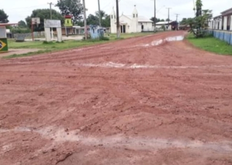 Moradores pedem asfalto em comunidade que está há 14 anos 'no barro' no Amazonas