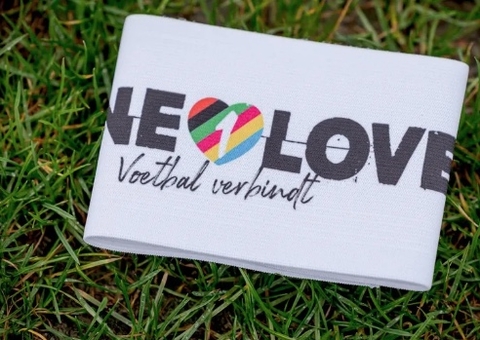 Torcedor dos Estados Unidos é detido por usar braçadeira arco-íris