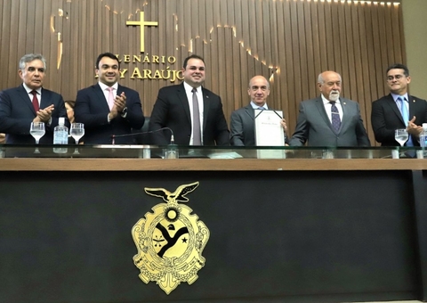 Presidente do TCE, Érico Desterro recebe Medalha Ruy Araújo concedida pela Aleam