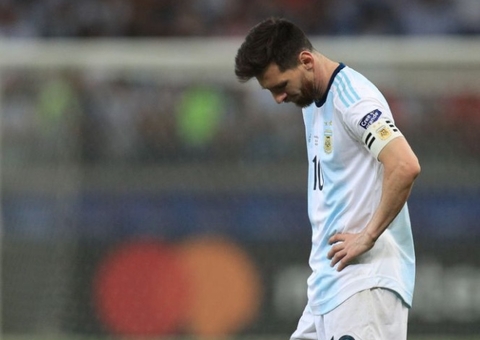 Messi perde a oportunidade de abrir placar para Argentina com pênalti contra Polônia