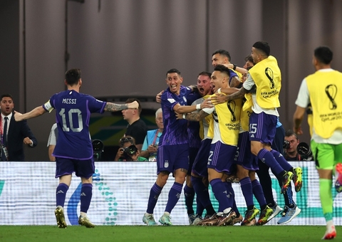 Argentina vence a Polônia por 2 a 0, mas ambas seguem na Copa