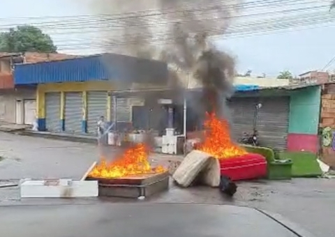 Moradores fecham rua em protesto após perderem tudo durante temporal em Manaus