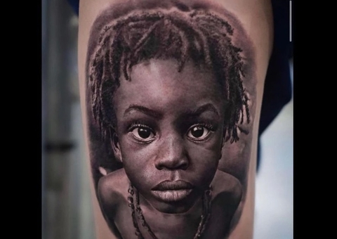 Mãe quer encontrar homem que tatuou foto do filho dela na perna sem autorização