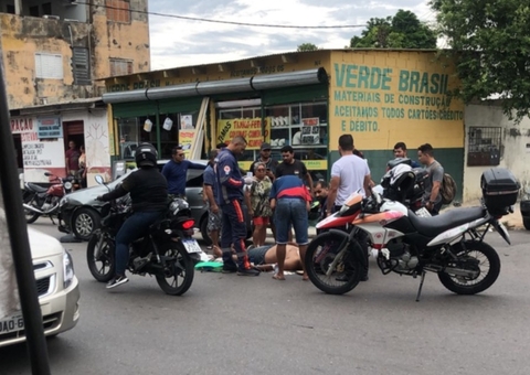 Motociclista é atingindo por carro em acidente em avenida de Manaus; vídeo