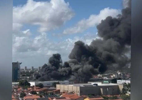 Incêndio de grandes proporções atinge loja do Magazine Luiza; vídeos