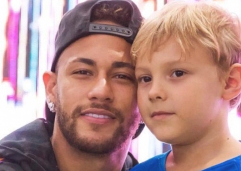Filho de Neymar pinta bandeira do Brasil na cabeça