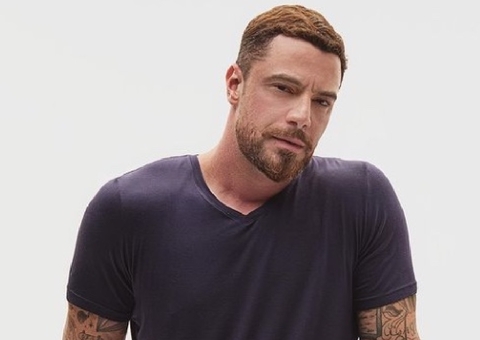 Felipe Titto revela espessura do pênis após crítica de internauta e fãs reagem: 'deu gatilho'