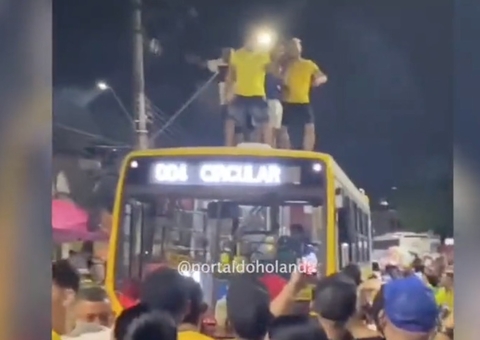 Torcedores sobem em ônibus em movimento durante festa em Manaus 
