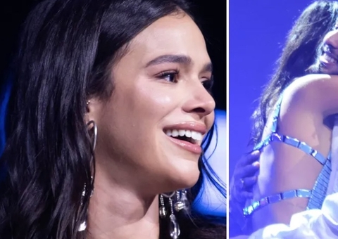 Bruna Marquezine e Xolo Maridueña aparecem de surpresa no palco da CCXP22 e enlouquecem fãs