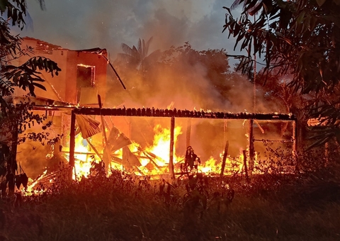 Casa é incendiada por criminosos em retaliação após prisão no Amazonas; vídeo