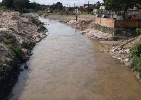 Adolescente morre afogada após salvar crianças em igarapé em Manaus