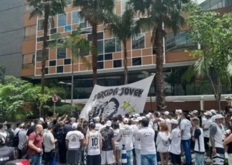 Torcedores vão a hospital prestar solidariedade a Pelé