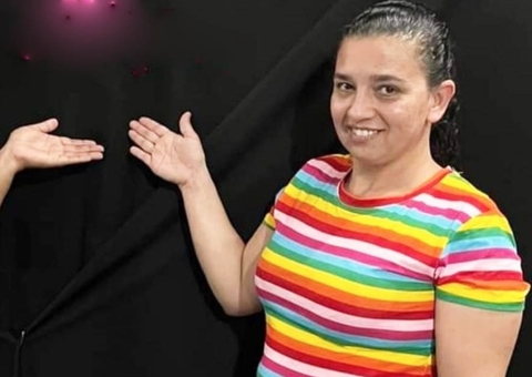Homem retalha esposa a facadas e posta selfie com corpo nas redes sociais