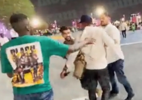 Ex-jogador Samuel Eto'o chuta cabeça de youtuber no Qatar