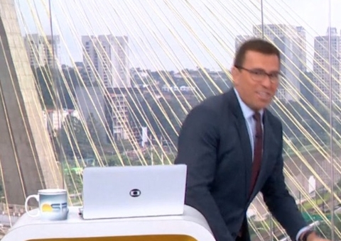 Ao vivo, Rodrigo Bocardi derruba latinha escondida atrás de bancada: 'cerveja do Bonner?'