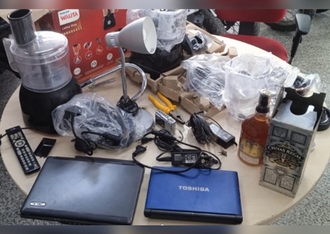 De whisky a notebooks, homens são presos com malas cheias de produtos furtados de condomínio em Manaus