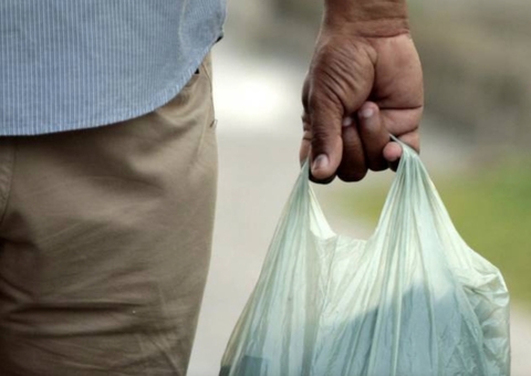 Procon orienta consumidores de Manaus sobre nova lei das sacolas plásticas