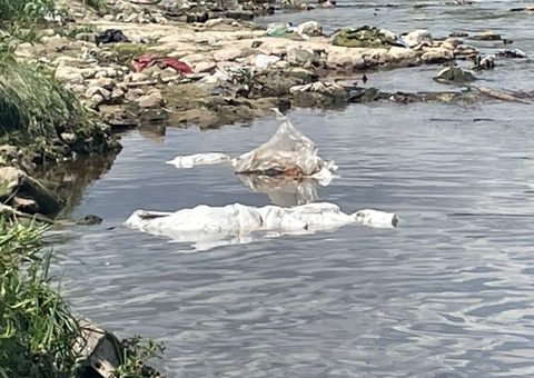 Corpo enrolado em saco plástico é achado boiando em igarapé de Manaus