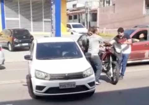 Acidente entre carro e motocicleta deixa casal ferido em avenida de Manaus
