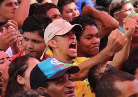 ‘Rua da Copa’ em Manaus 'explode' com gol de Neymar contra a Croácia; veja 