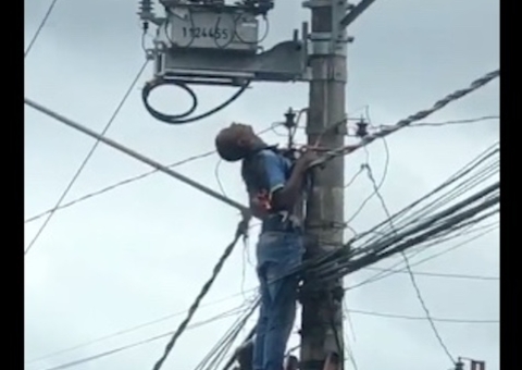 Funcionário sobrevive após receber descarga elétrica e pegar fogo em poste