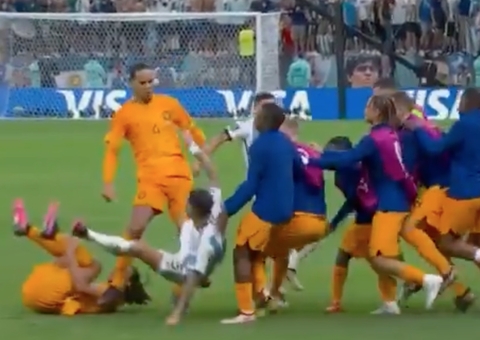 Vídeo: argentinos e holandeses brigam em campo durante jogo pelas quartas