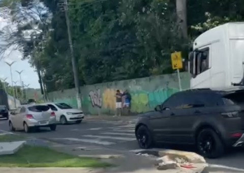 Carro rodopia em avenida de Manaus após ser atingido por carreta em acidente; vídeo