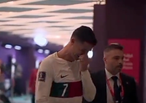Cristiano Ronaldo deixa gramado aos prantos após Portugal ser eliminado da Copa