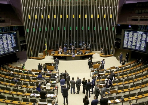 Deputados analisam nesta semana PEC que garante Bolsa Família de R$ 600