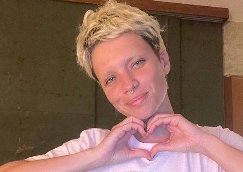 Bruna Linzmeyer é alvo de críticas após foto de biquíni com pelos nas axilas e virilha
