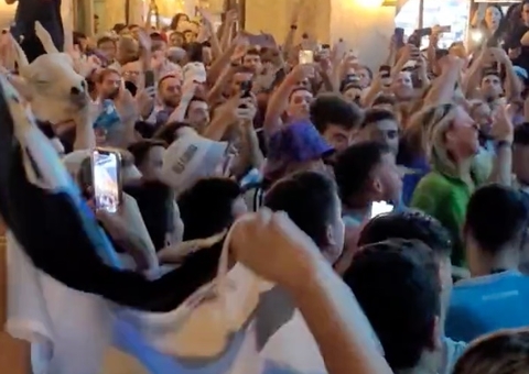 Torcida argentina engata cinco dias de bandeiraço no Qatar