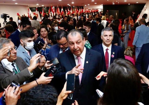 Presente na diplomação de Lula, Omar defende união para reconstruir o país