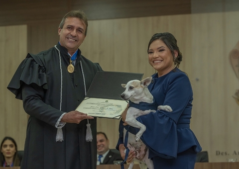 Deputada Joana Darc leva cadela para cerimônia de diplomação em Manaus