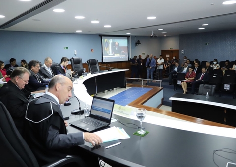 Conselheiros pedem vista e adiam julgamento das contas de David Almeida no TCE