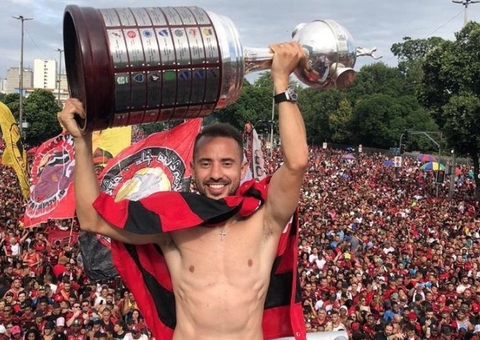 Everton Ribeiro, do Flamengo, Diego e Rodinei são hackeados no Twitter