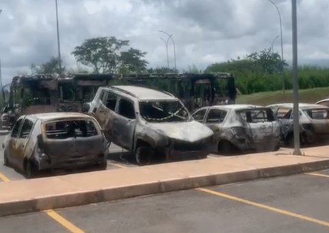 Vídeo mostra estado de veículos incendiados em protesto de bolsonaristas