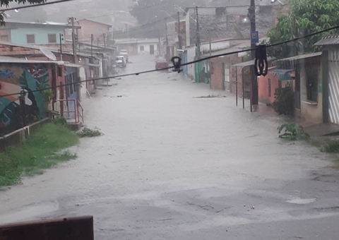 Com alagamentos e erosão, forte chuva causa transtornos em vários bairros de Manaus