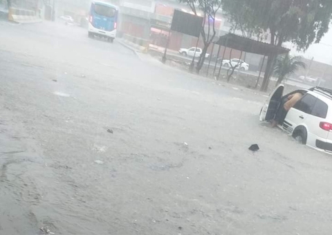 Alagadas, ruas 'desaparecem' durante temporal em Manaus; vídeo