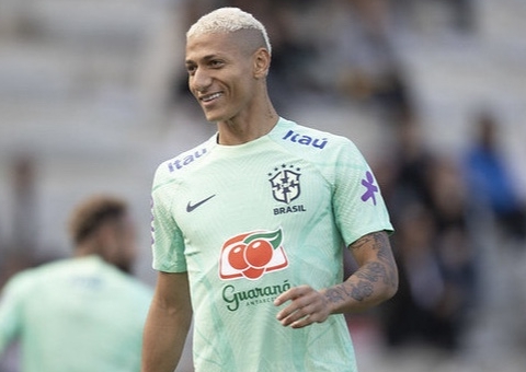 Richarlison faz tatuagem gigante com rosto de Neymar e Ronaldo; Veja 