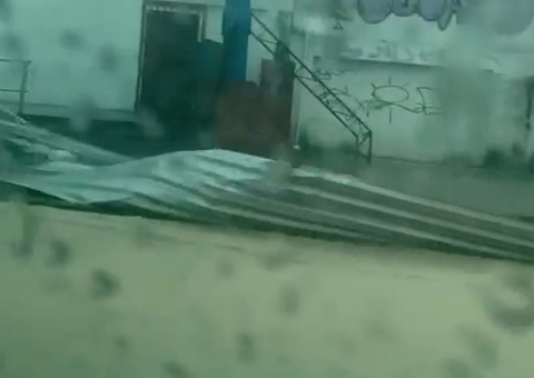 Vídeo: Telhado 'voa' e vai parar no meio de avenida durante chuva em Manaus