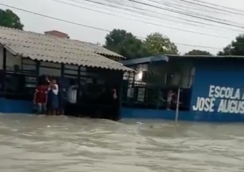 Alunos ficam presos em escola alagada durante temporal em Manaus; vídeo