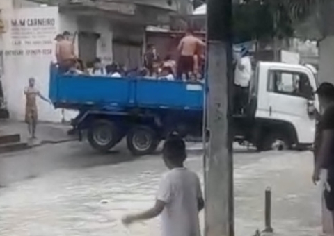 Crianças são resgatadas em caçamba após ficarem presas em escola alagada em Manaus