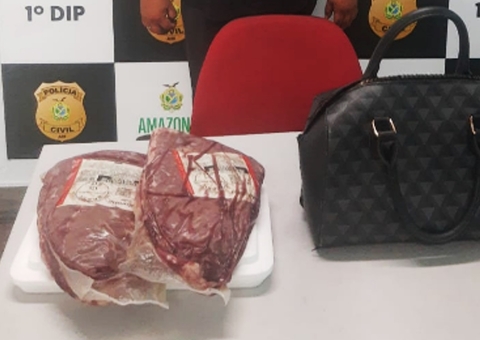 Mulher esconde picanhas na bolsa e se dá mal ao tentar deixar frigorífico em Manaus