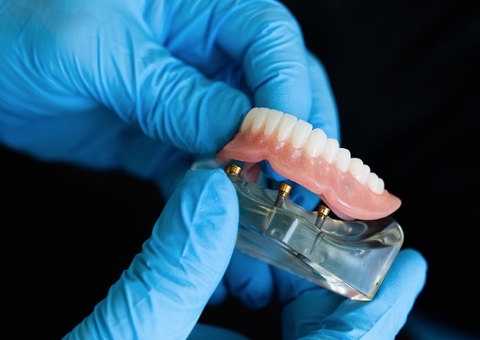 Hospital perde aliança de paciente e entrega dentadura errada para viúva